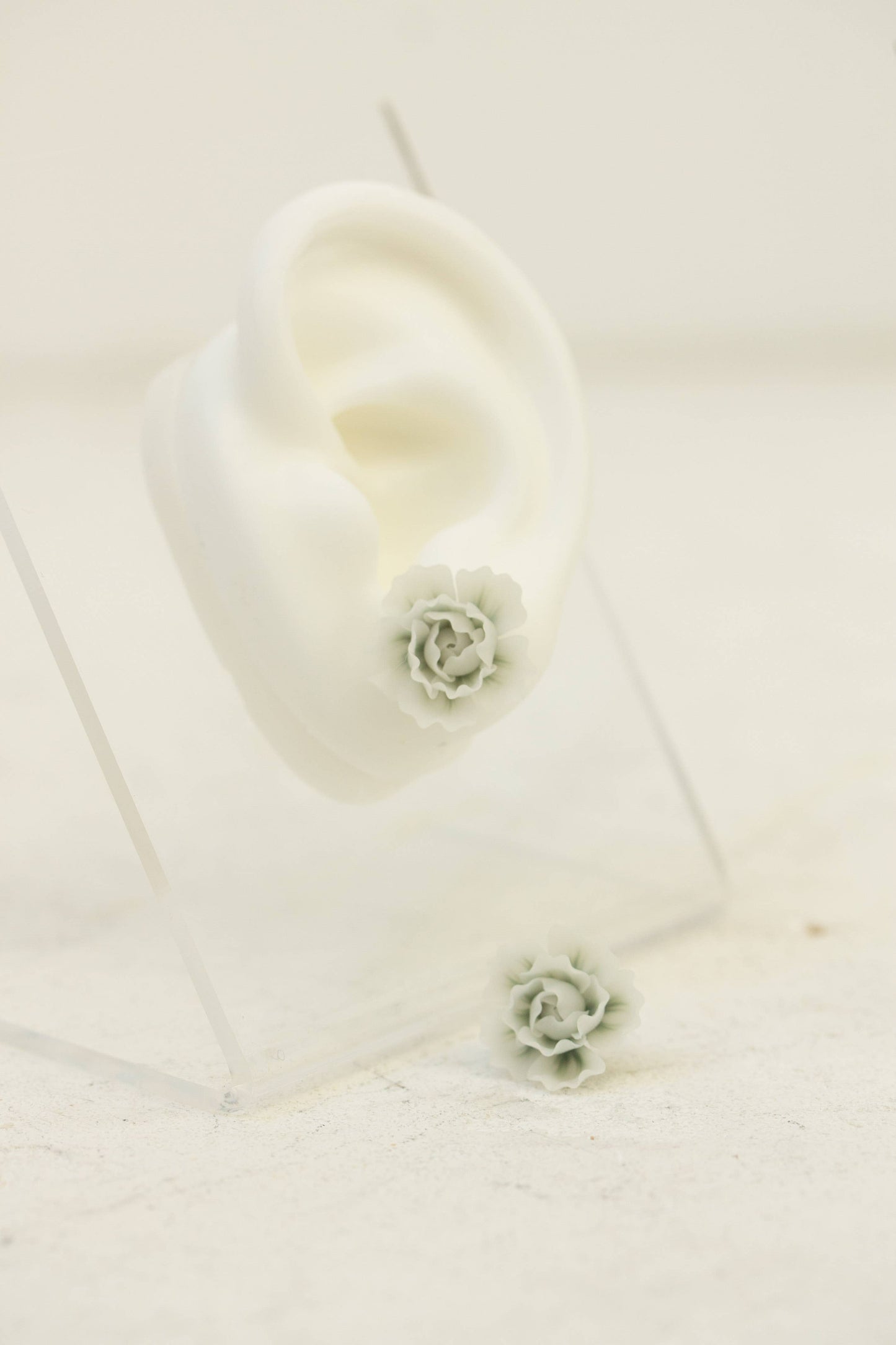 White Flowers studs earrings