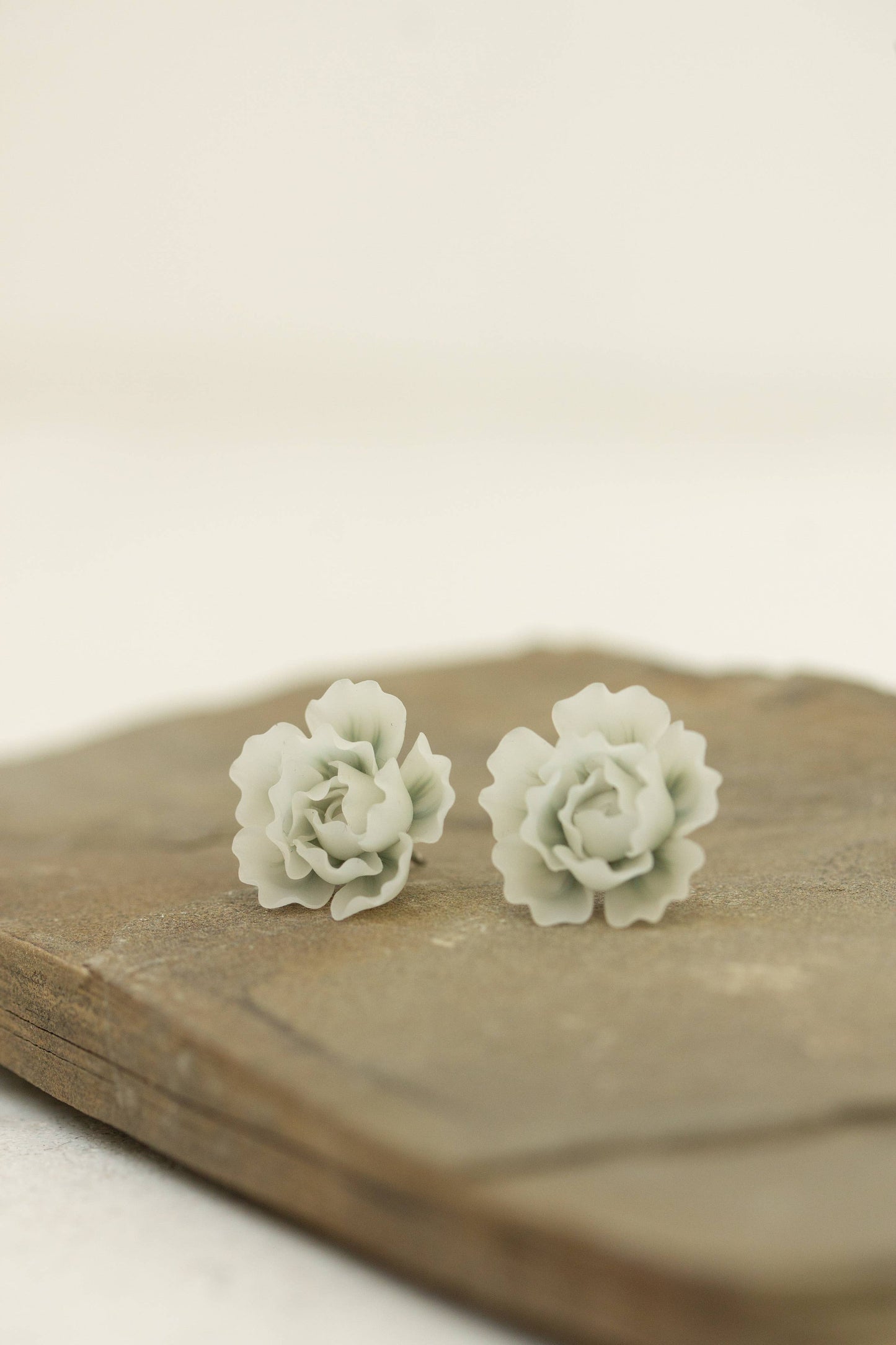 White Flowers studs earrings