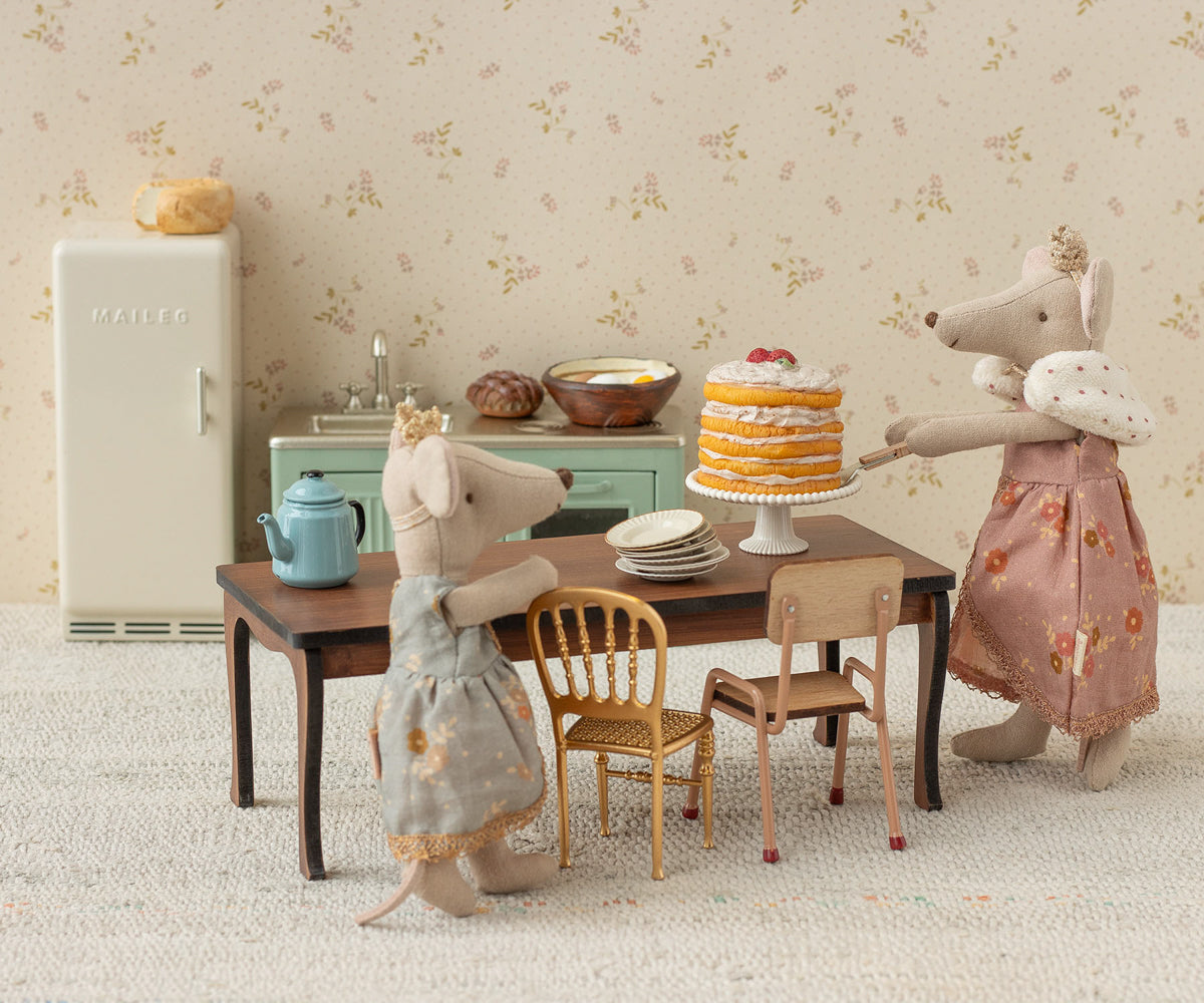 Long Dining Table for Mice