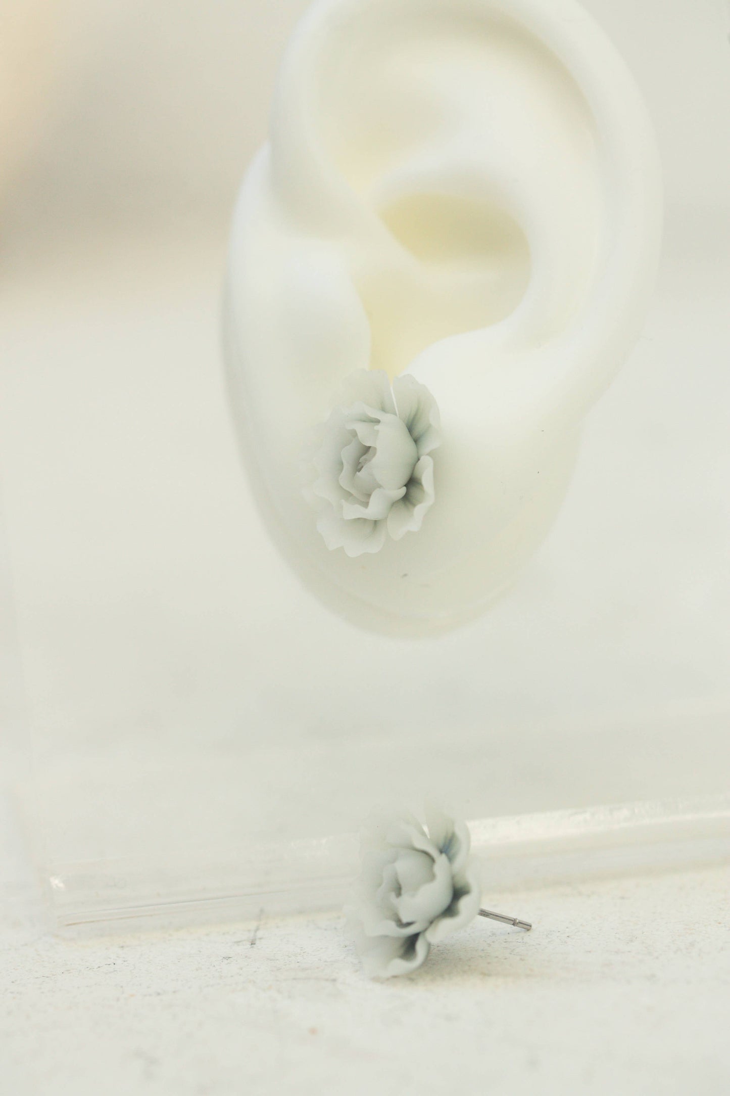 White Flowers studs earrings