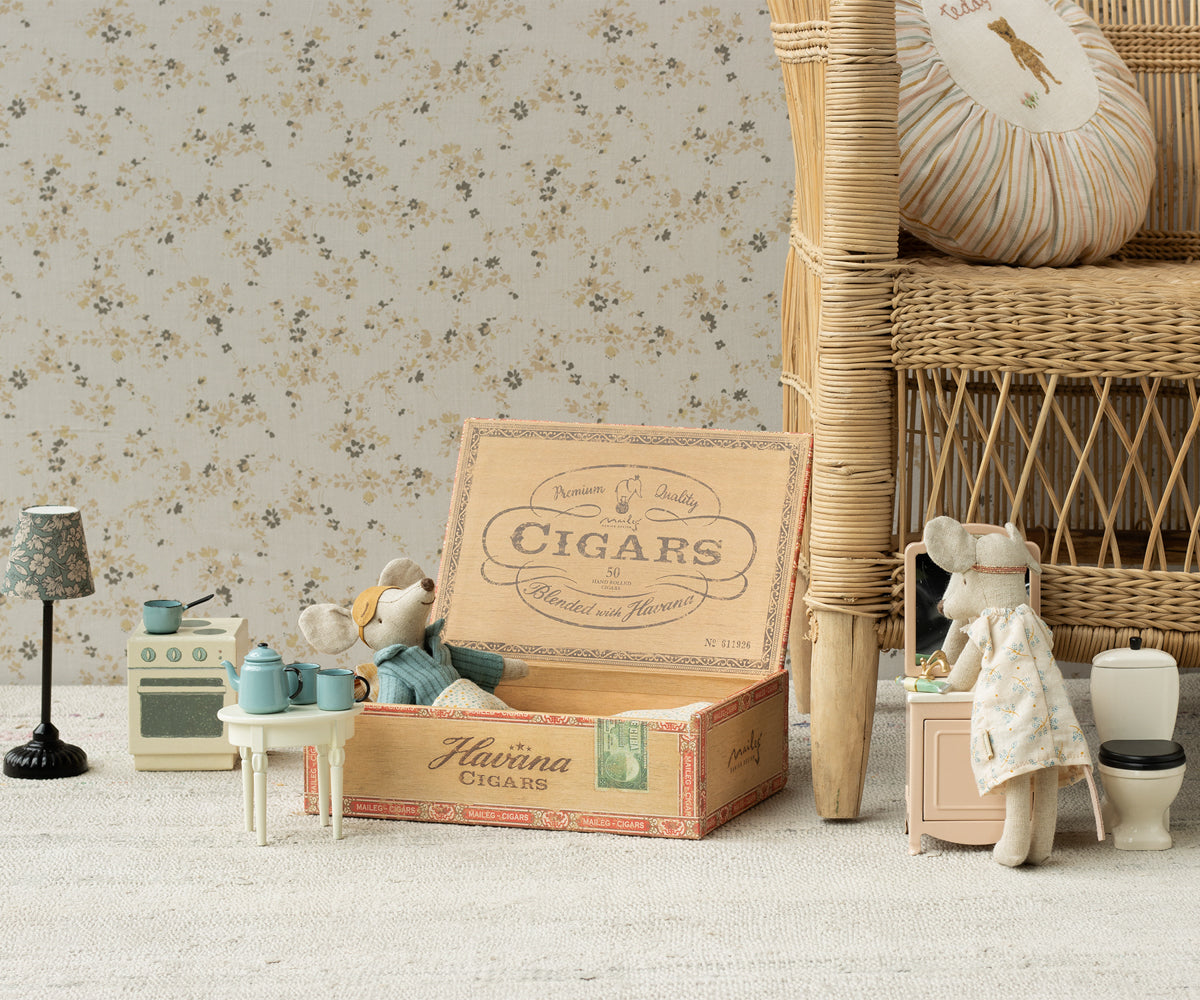 Mum and Dad Mice In Cigar Box 11-3302-00