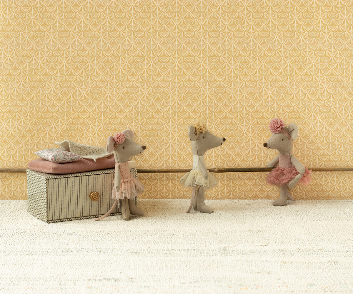 Little Sister Dance Mouse in Daybed 17-4106-00