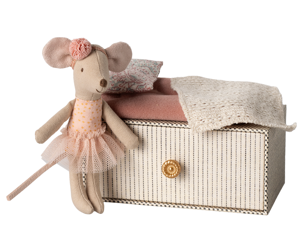Little Sister Dance Mouse in Daybed 17-4106-00
