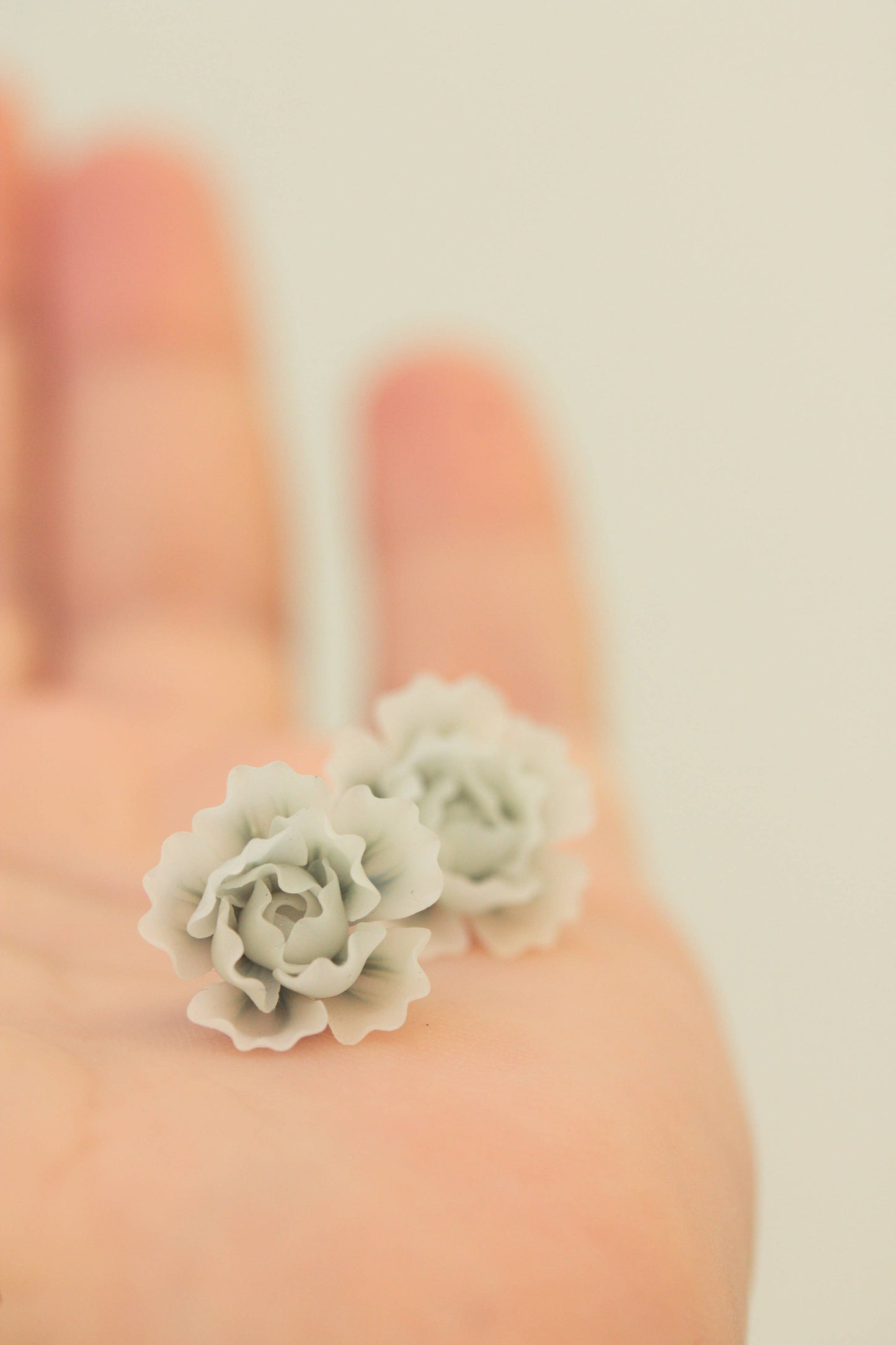 White Flowers studs earrings