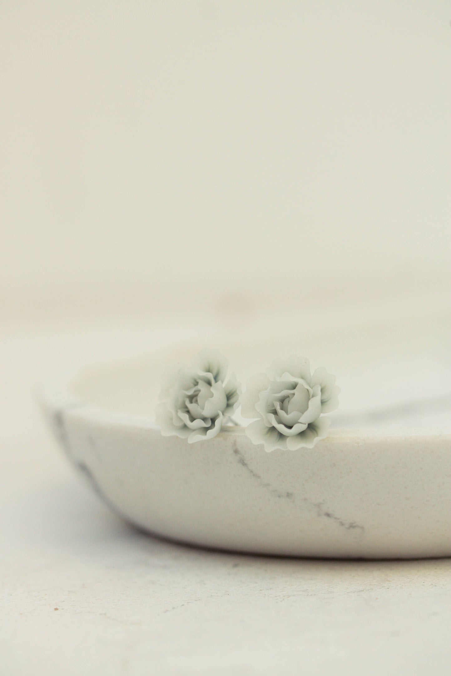 White Flowers studs earrings