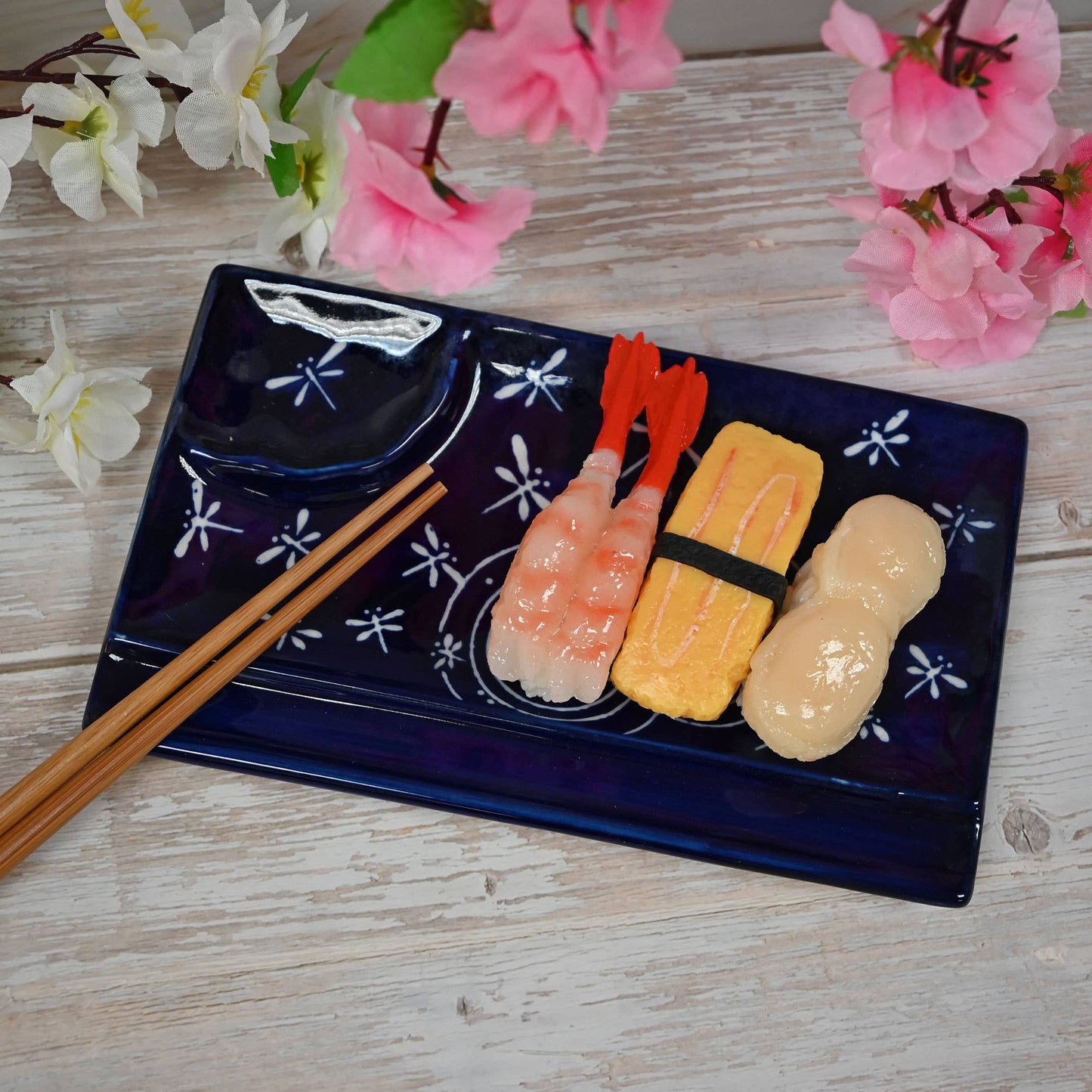 MIRA DIVIDED PLATE WITH CHOPSTICKS – WHITE DRAGONFLIES