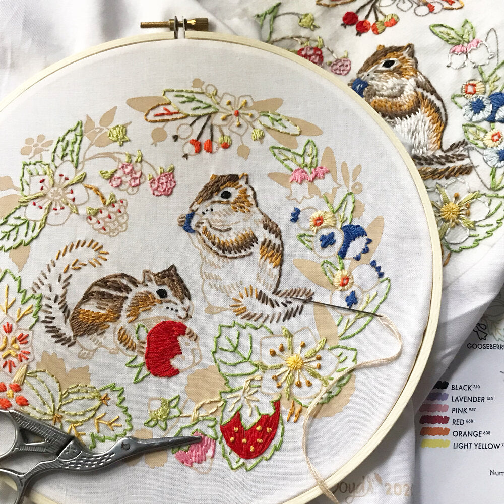 Nature Studies Embroidery Kit - Berry Patch Chipmunks