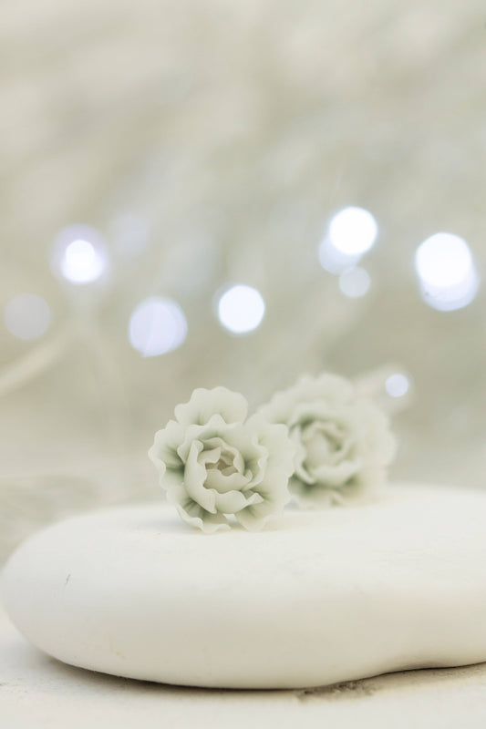 White Flowers studs earrings
