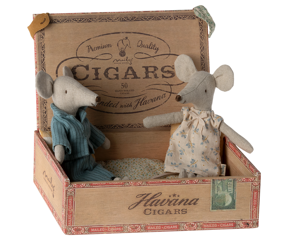 Mum and Dad Mice In Cigar Box 11-3302-00