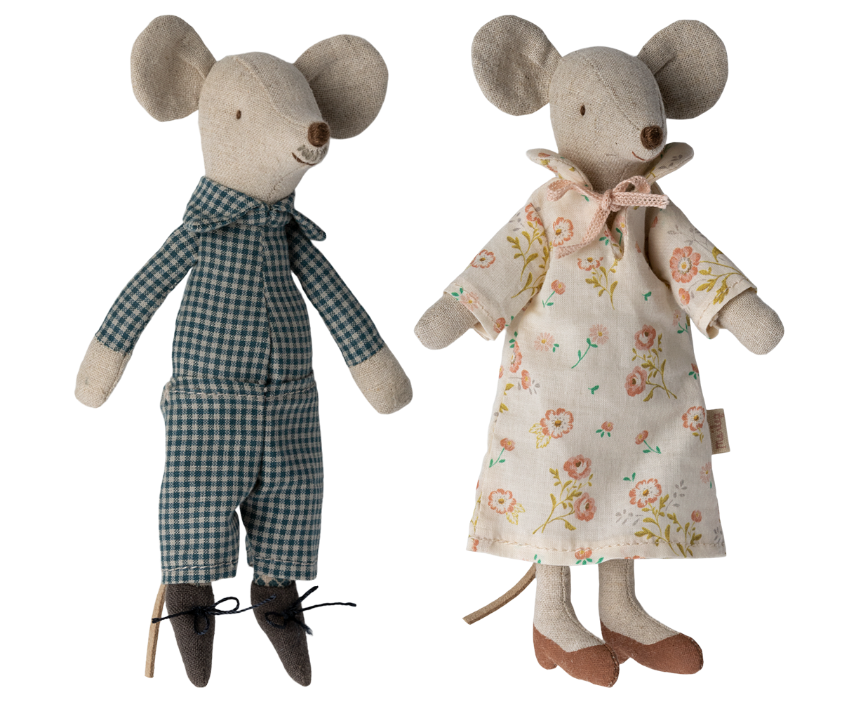 Grandma & Grandpa Mice in Cigar Box