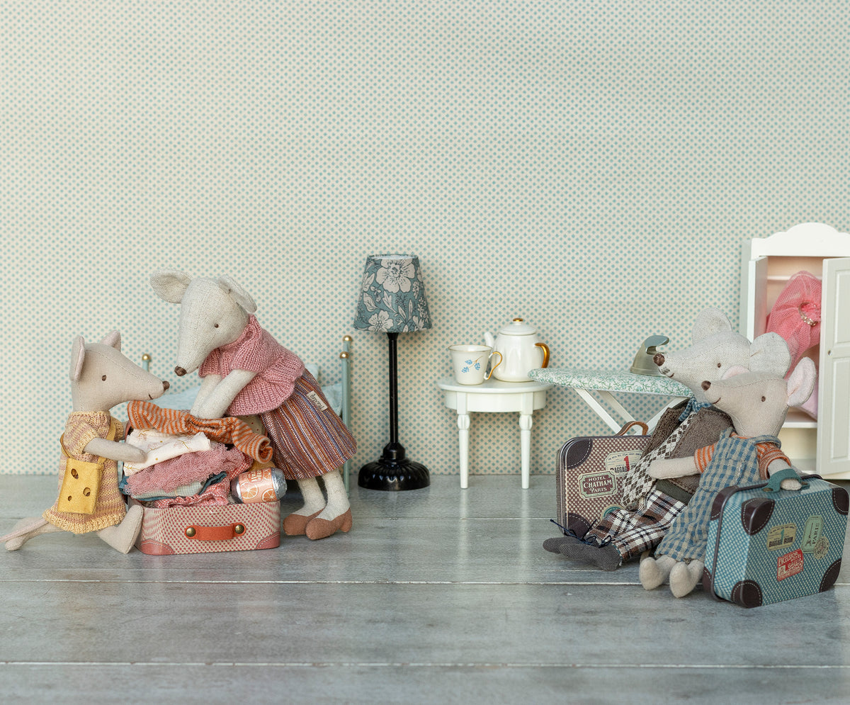 Knitted Blouse & Skirt in Suitcase For Grandma Mouse