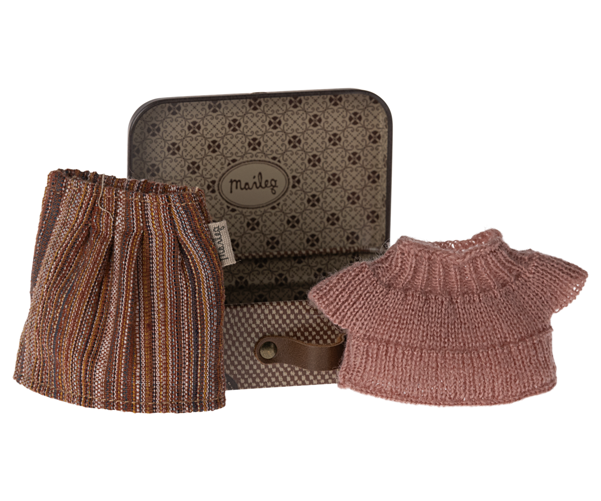 Knitted Blouse & Skirt in Suitcase For Grandma Mouse