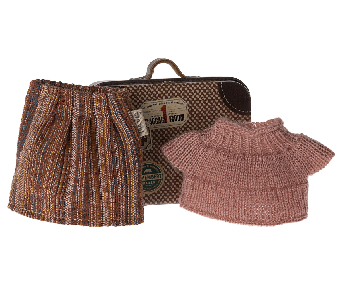 Knitted Blouse & Skirt in Suitcase For Grandma Mouse