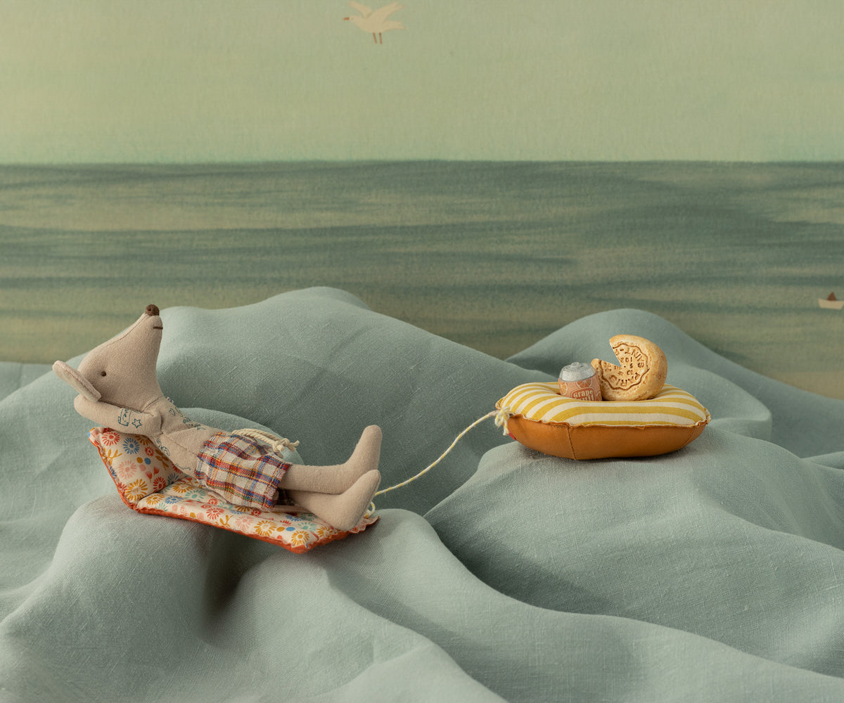 Dad Beach Mouse With Air Mattress