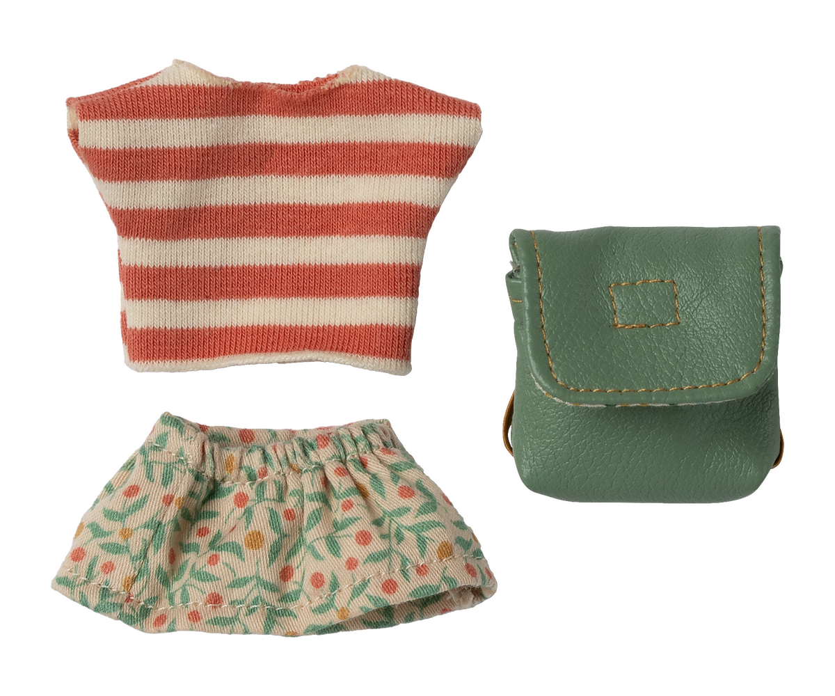 Clothes & Green Bag Big Sister Mouse