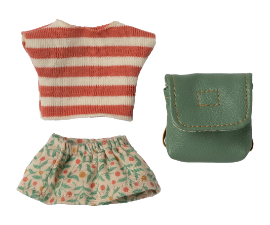 Clothes & Green Bag Big Sister Mouse