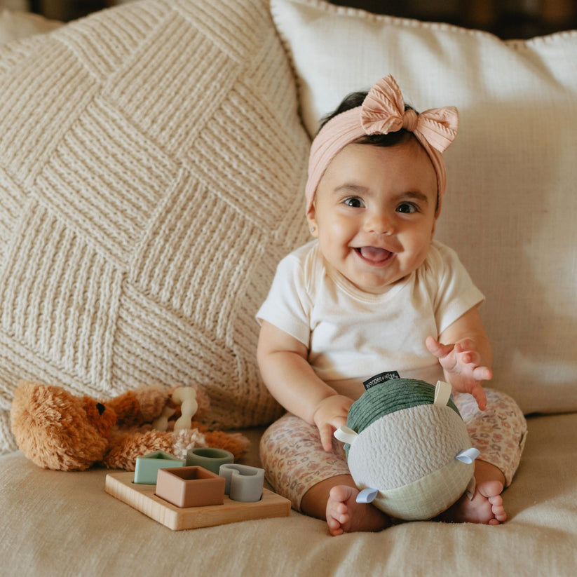Wonder & Wise Hello Baby 6-9mo Gift Set