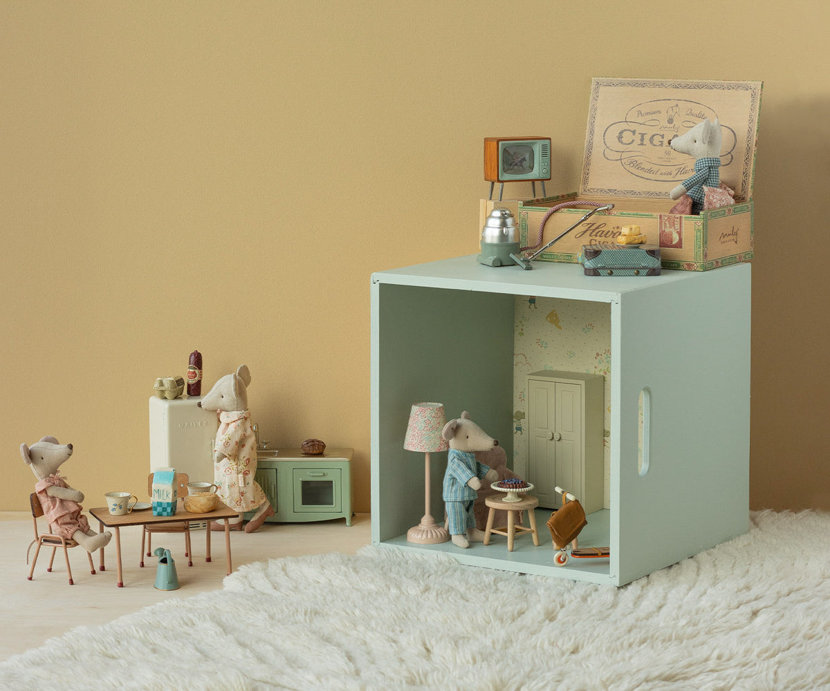 Grandma & Grandpa Mice in Cigar Box 17-6303-00