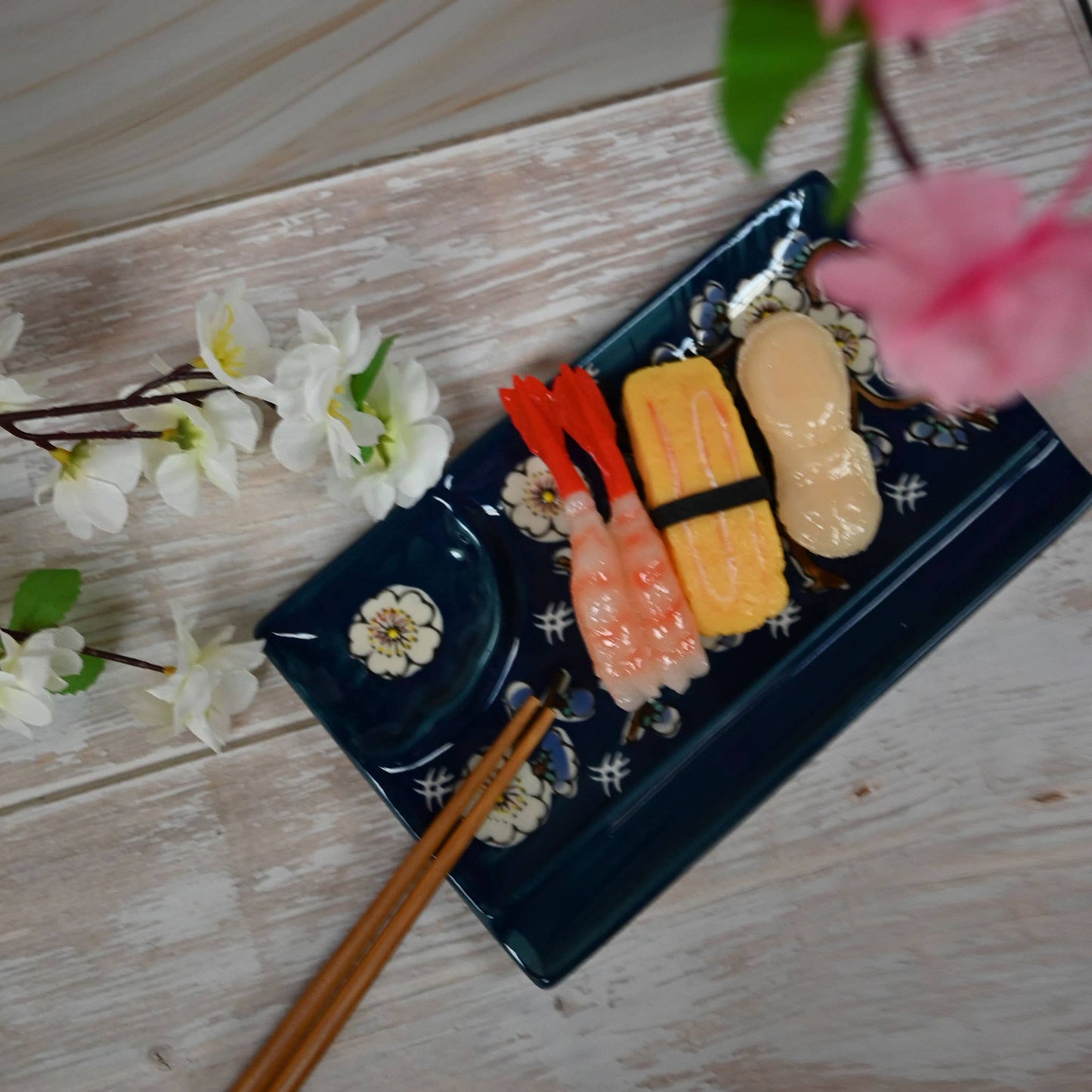 MIRA DIVIDED PLATE WITH CHOPS – NAVY WITH WHITE PLUM BLOSSOM
