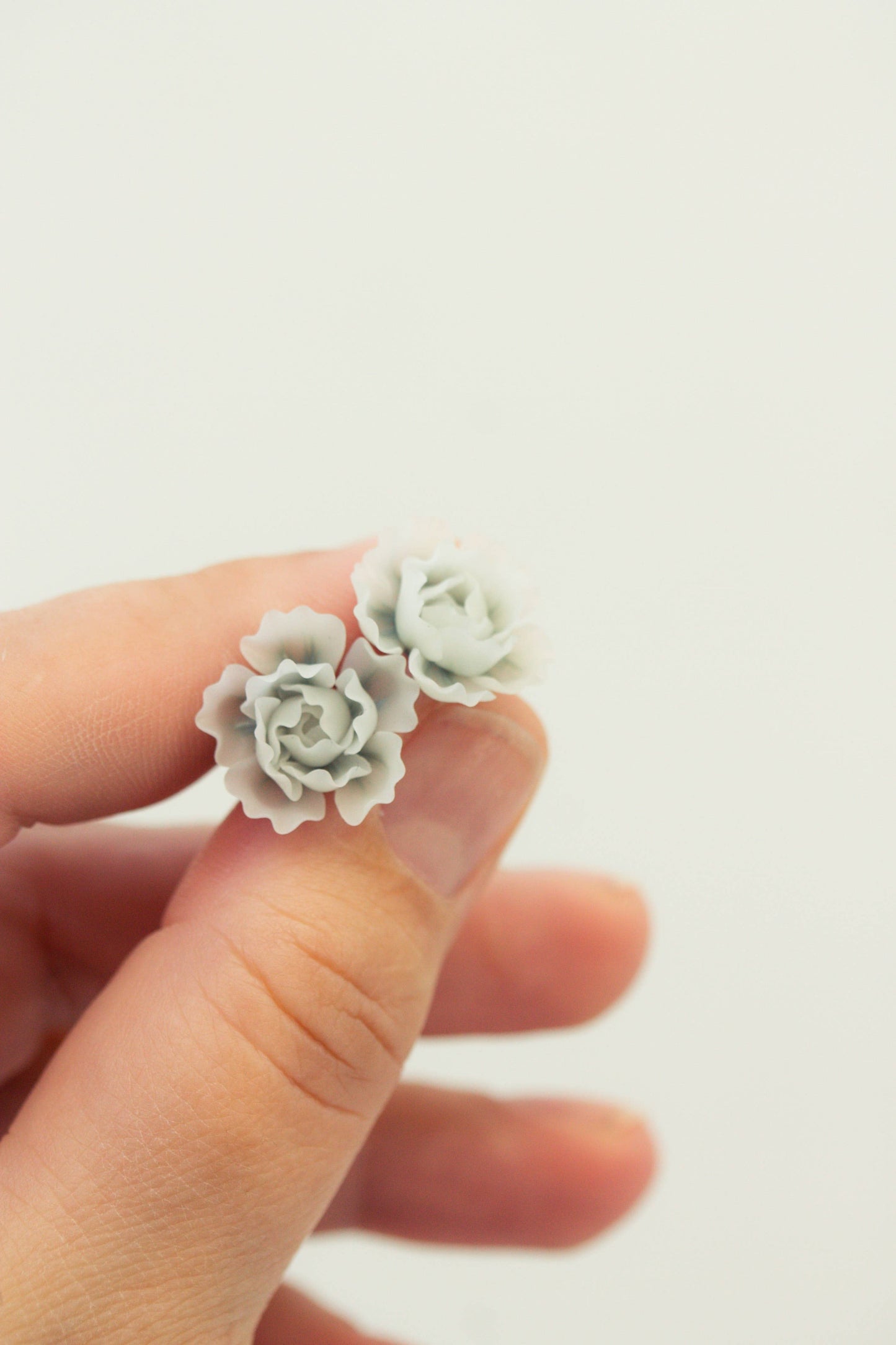 White Flowers studs earrings